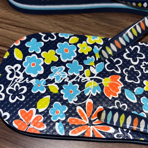 Vera Bradley chandelier garden flip flops size 5 - 6. NWOT - Picture 9 of 11